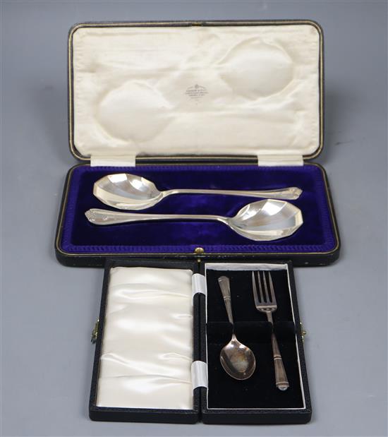 A George V cased pair of silver serving spoons, Sheffield, 1921 and a cased silver christening pair, 5.5oz.